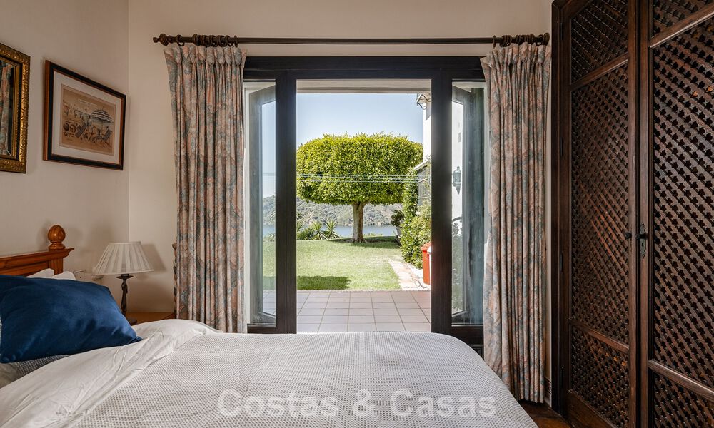 Finca espagnole traditionnelle à vendre dans un écrin de verdure au bord du lac d'Istan, près de Marbella, Costa del Sol 786615