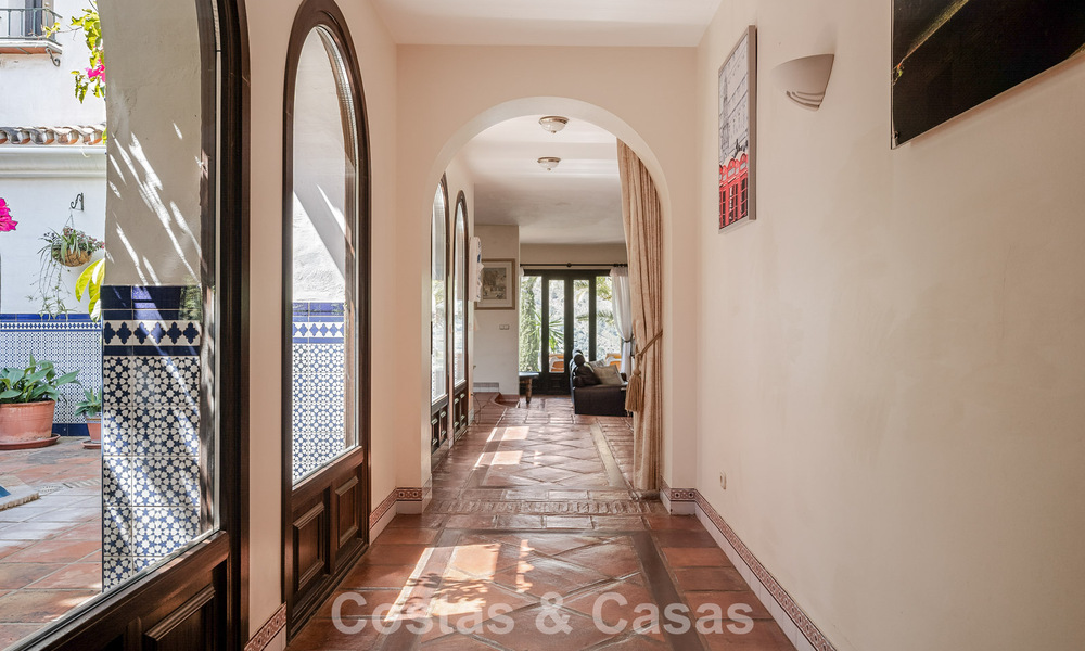 Finca espagnole traditionnelle à vendre dans un écrin de verdure au bord du lac d'Istan, près de Marbella, Costa del Sol 786619