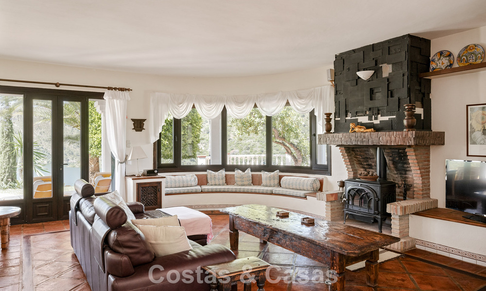 Finca espagnole traditionnelle à vendre dans un écrin de verdure au bord du lac d'Istan, près de Marbella, Costa del Sol 786620