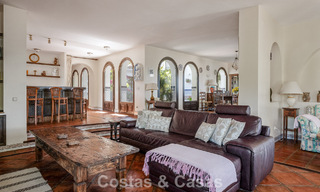 Finca espagnole traditionnelle à vendre dans un écrin de verdure au bord du lac d'Istan, près de Marbella, Costa del Sol 786623 