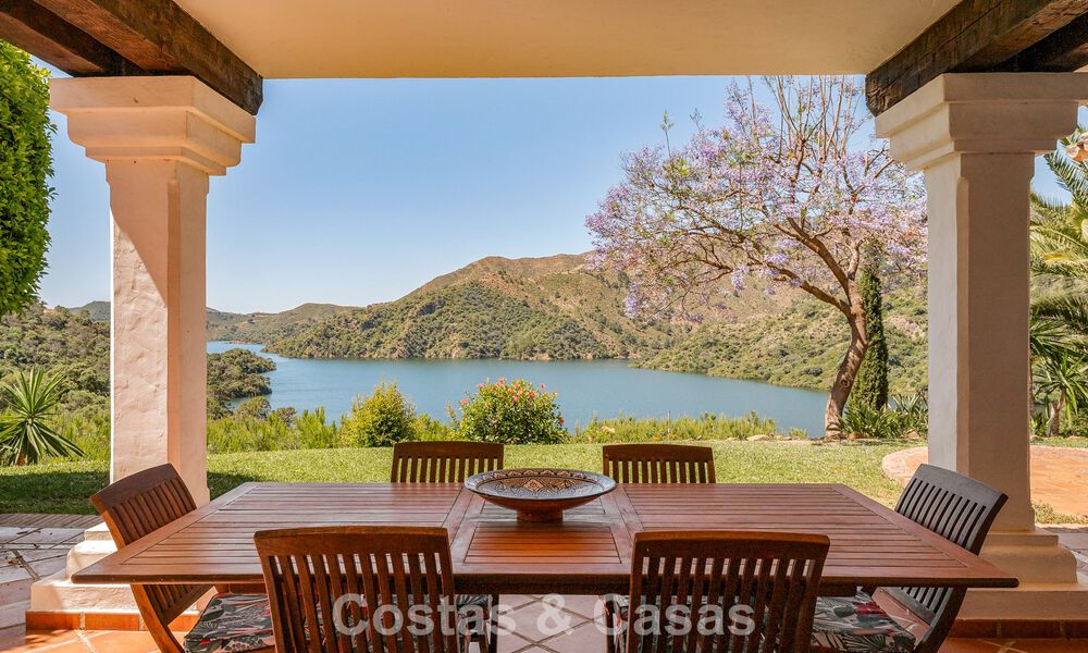 Finca espagnole traditionnelle à vendre dans un écrin de verdure au bord du lac d'Istan, près de Marbella, Costa del Sol 786625