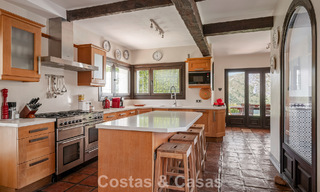 Finca espagnole traditionnelle à vendre dans un écrin de verdure au bord du lac d'Istan, près de Marbella, Costa del Sol 786627 