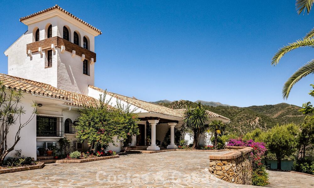 Finca espagnole traditionnelle à vendre dans un écrin de verdure au bord du lac d'Istan, près de Marbella, Costa del Sol 786632