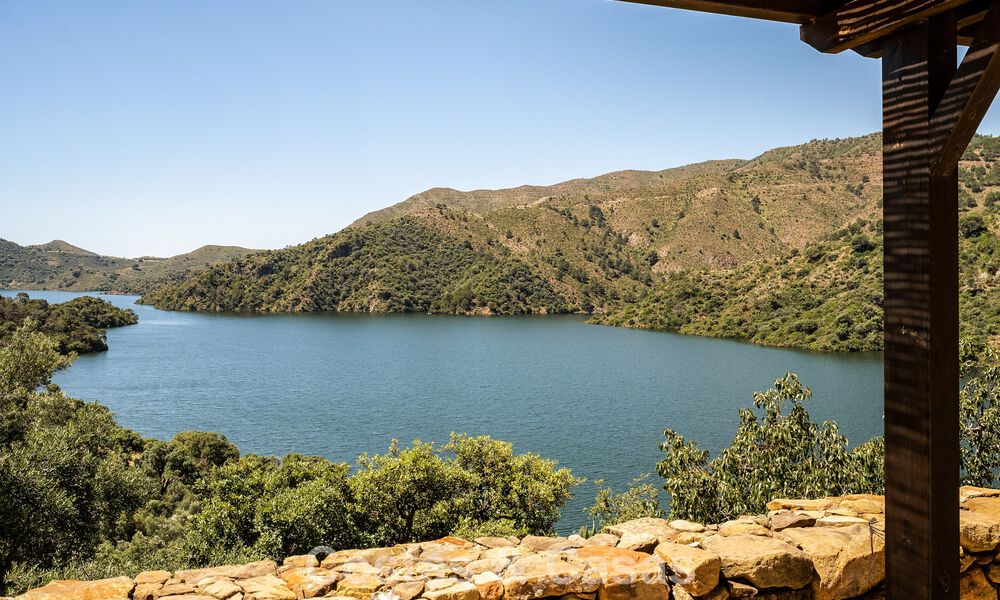 Finca espagnole traditionnelle à vendre dans un écrin de verdure au bord du lac d'Istan, près de Marbella, Costa del Sol 786635