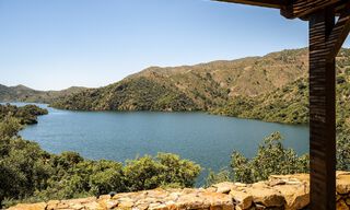Finca espagnole traditionnelle à vendre dans un écrin de verdure au bord du lac d'Istan, près de Marbella, Costa del Sol 786635 