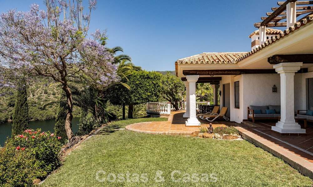 Finca espagnole traditionnelle à vendre dans un écrin de verdure au bord du lac d'Istan, près de Marbella, Costa del Sol 786637
