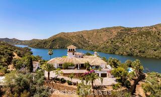 Finca espagnole traditionnelle à vendre dans un écrin de verdure au bord du lac d'Istan, près de Marbella, Costa del Sol 786638 