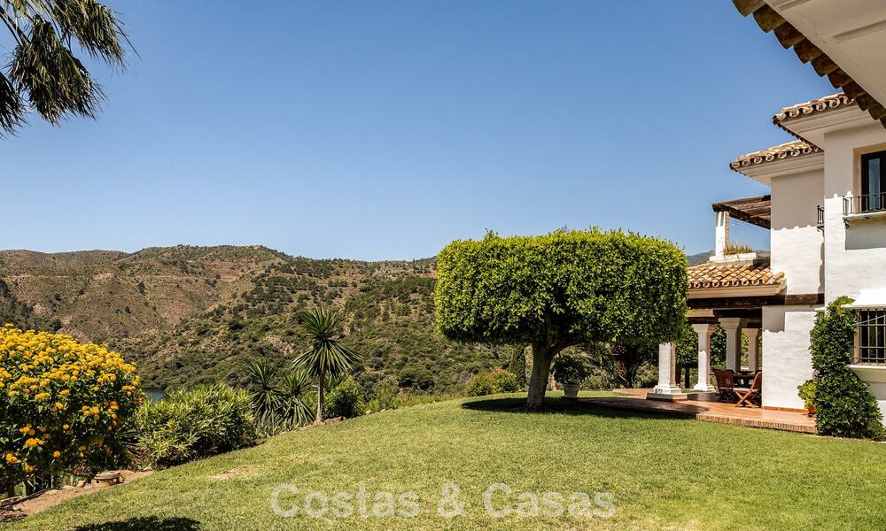 Finca espagnole traditionnelle à vendre dans un écrin de verdure au bord du lac d'Istan, près de Marbella, Costa del Sol 786639