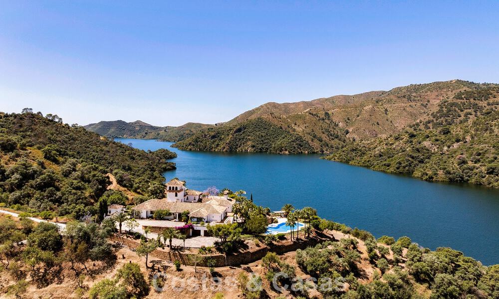 Finca espagnole traditionnelle à vendre dans un écrin de verdure au bord du lac d'Istan, près de Marbella, Costa del Sol 786640