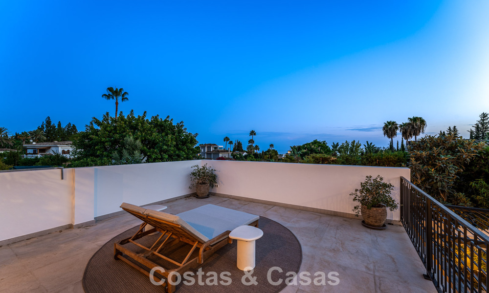 Villa luxueusement rénovée avec vue mer à vendre sur le Golden Mile de Marbella 786882