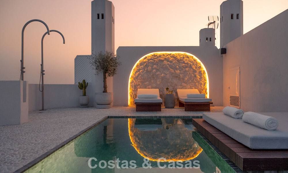 Penthouse contemporain rénové avec piscine privée et vue panoramique sur la mer à vendre sur le Golden Mile de Marbella 787011