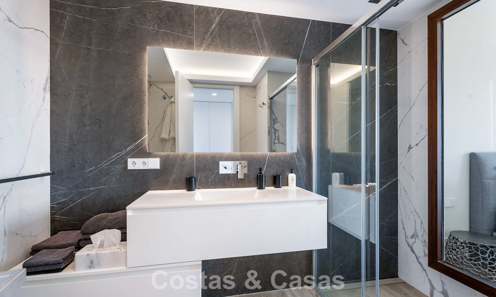 Appartement moderne et prêt à emménager à vendre dans un complexe de golf sur les hauteurs de Marbella - Benahavis 787124