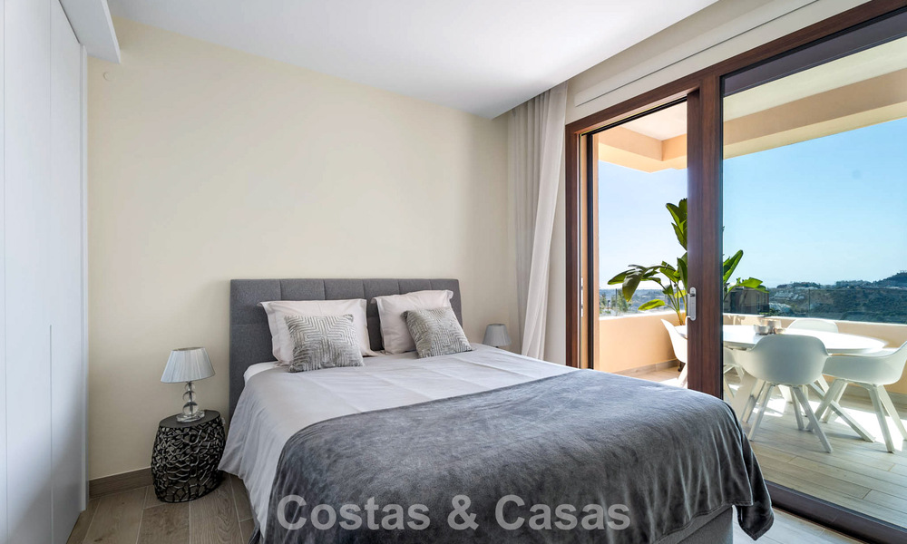Appartement moderne et prêt à emménager à vendre dans un complexe de golf sur les hauteurs de Marbella - Benahavis 787126