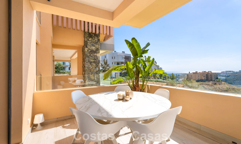 Appartement moderne et prêt à emménager à vendre dans un complexe de golf sur les hauteurs de Marbella - Benahavis 787134