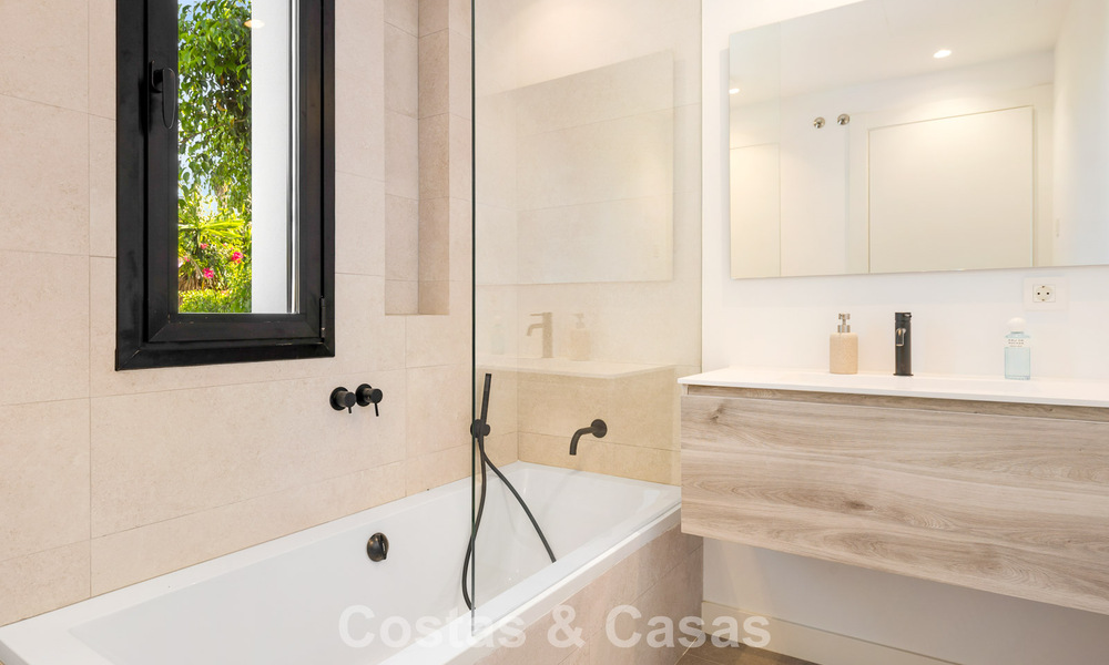 Villa à l'architecture contemporaine, prête à emménager, à vendre à quelques pas de la plage, à l'est du centre de Marbella 787156