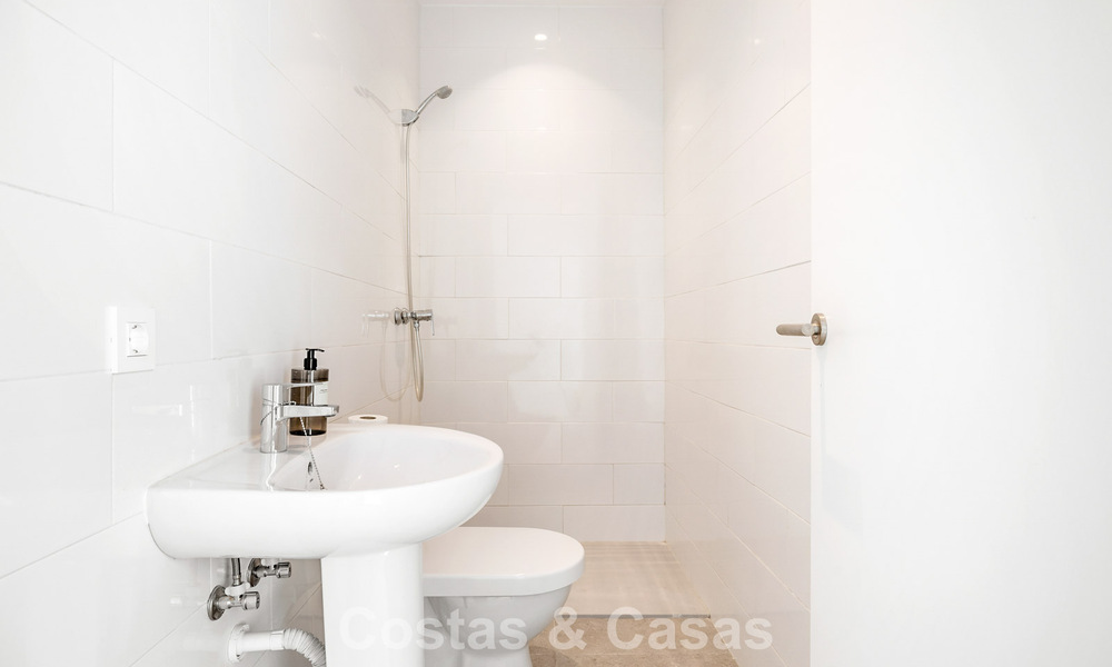 Villa à l'architecture contemporaine, prête à emménager, à vendre à quelques pas de la plage, à l'est du centre de Marbella 787160