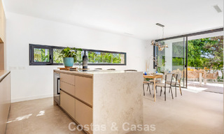Villa à l'architecture contemporaine, prête à emménager, à vendre à quelques pas de la plage, à l'est du centre de Marbella 787168 