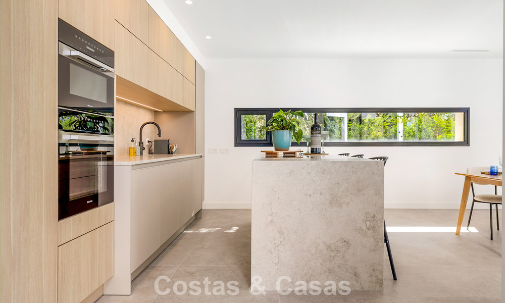 Villa à l'architecture contemporaine, prête à emménager, à vendre à quelques pas de la plage, à l'est du centre de Marbella 787170