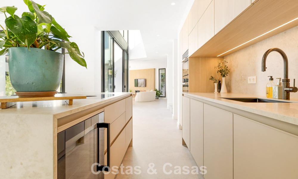 Villa à l'architecture contemporaine, prête à emménager, à vendre à quelques pas de la plage, à l'est du centre de Marbella 787173