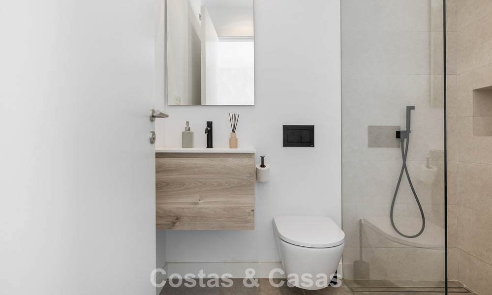 Villa à l'architecture contemporaine, prête à emménager, à vendre à quelques pas de la plage, à l'est du centre de Marbella 787176