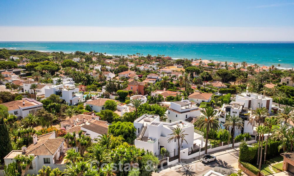 Villa à l'architecture contemporaine, prête à emménager, à vendre à quelques pas de la plage, à l'est du centre de Marbella 787186
