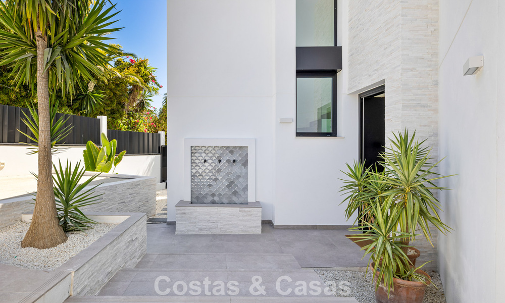 Villa à l'architecture contemporaine, prête à emménager, à vendre à quelques pas de la plage, à l'est du centre de Marbella 787203