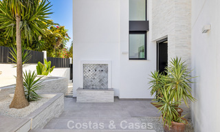 Villa à l'architecture contemporaine, prête à emménager, à vendre à quelques pas de la plage, à l'est du centre de Marbella 787203 