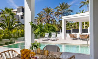 Villa à l'architecture contemporaine, prête à emménager, à vendre à quelques pas de la plage, à l'est du centre de Marbella 787205 
