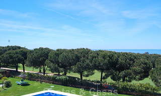 Appartement à vendre en première ligne de golf avec vues spectaculaires sur la mer à Cabopino, Marbella - Costa del Sol 31602 