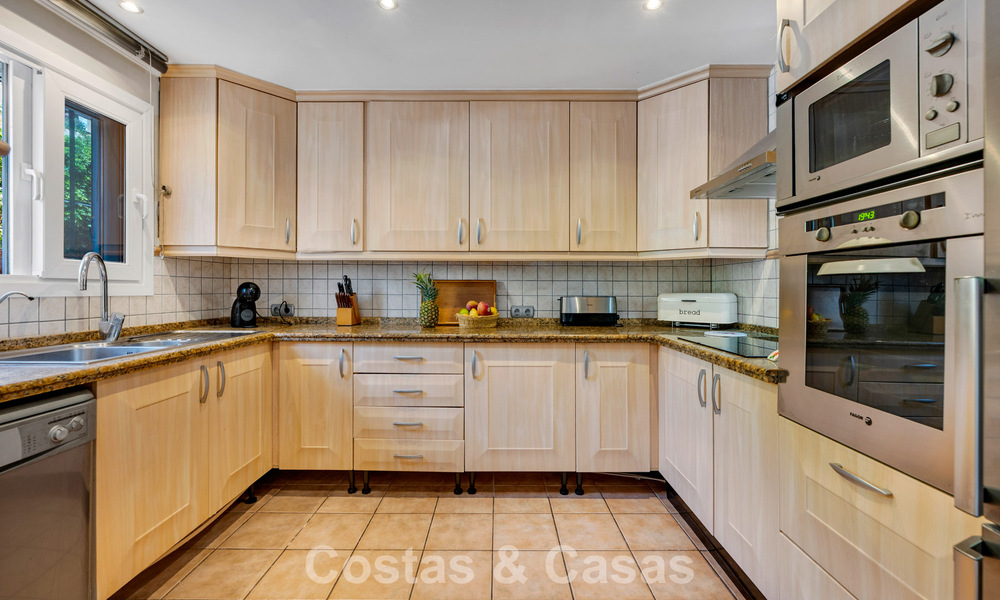 Spacieuse maison de ville à vendre dans une résidence sécurisée en bord de mer, à l'est de Marbella 787523