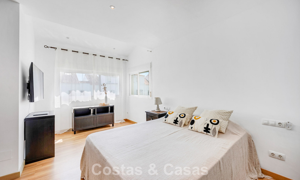 Spacieuse maison de ville à vendre dans une résidence sécurisée en bord de mer, à l'est de Marbella 787525