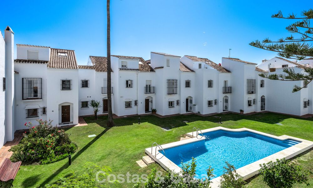 Spacieuse maison de ville à vendre dans une résidence sécurisée en bord de mer, à l'est de Marbella 787528