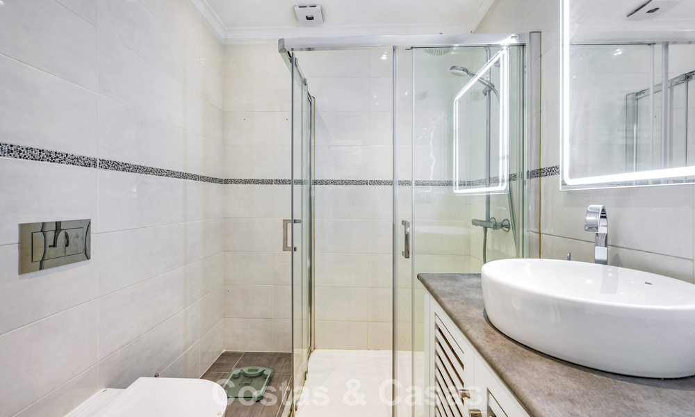 Spacieuse maison de ville à vendre dans une résidence sécurisée en bord de mer, à l'est de Marbella 787535