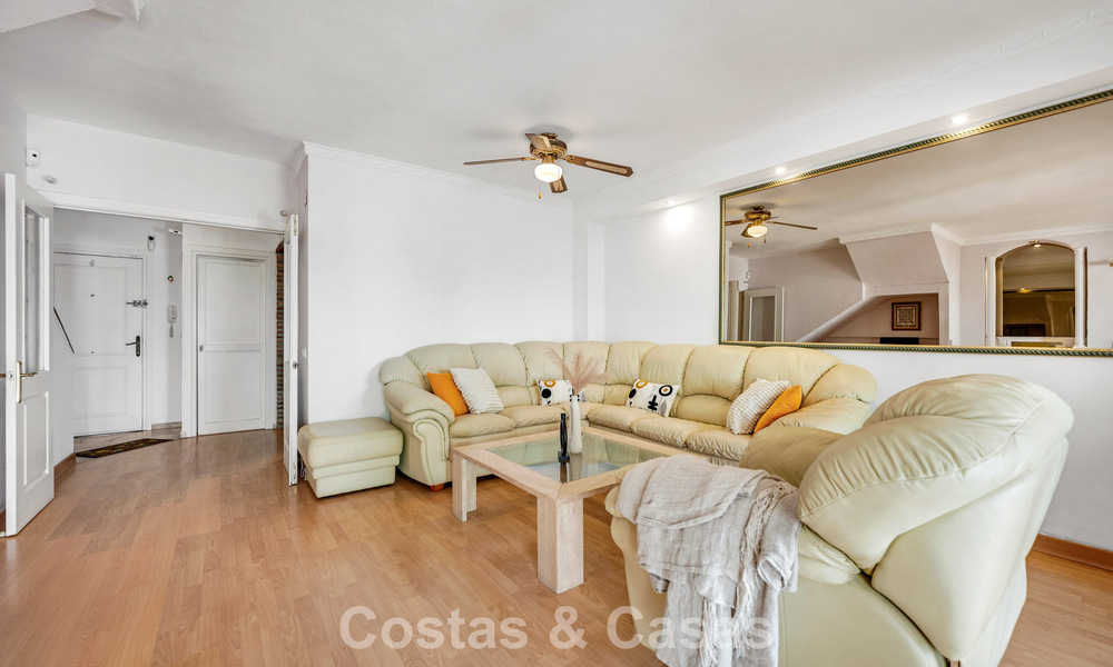 Spacieuse maison de ville à vendre dans une résidence sécurisée en bord de mer, à l'est de Marbella 787546