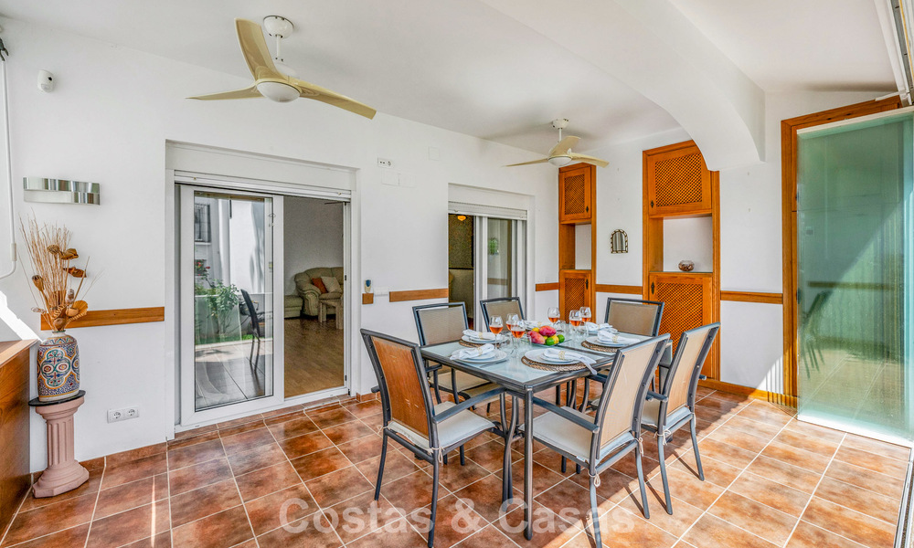 Spacieuse maison de ville à vendre dans une résidence sécurisée en bord de mer, à l'est de Marbella 787547