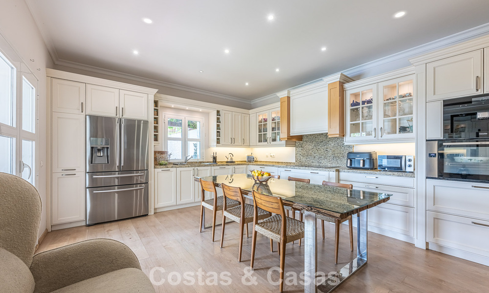 Villa de luxe méditerranéenne avec vue panoramique à vendre, nichée dans les collines verdoyantes de Marbella - Benahavís 789886