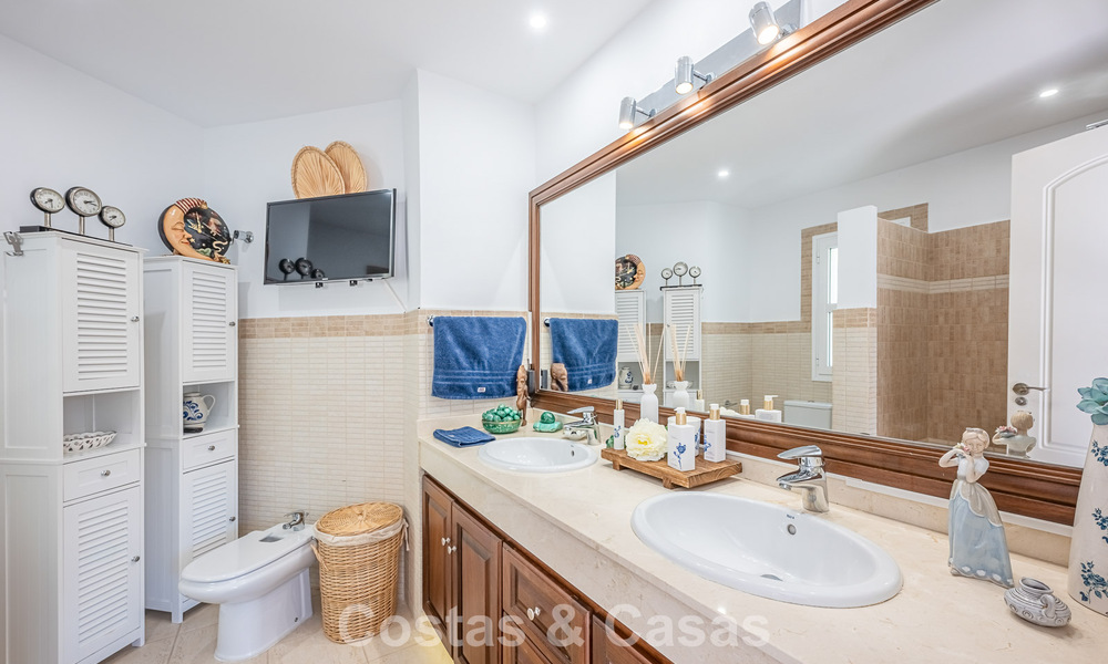 Villa de luxe méditerranéenne avec vue panoramique à vendre, nichée dans les collines verdoyantes de Marbella - Benahavís 789905