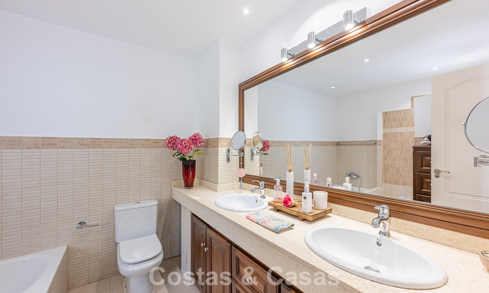 Villa de luxe méditerranéenne avec vue panoramique à vendre, nichée dans les collines verdoyantes de Marbella - Benahavís 789914