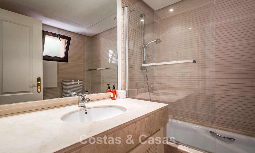 Appartement spacieux, prêt à emménager avec vue sur la mer à vendre à Benahavís - Marbella 787887