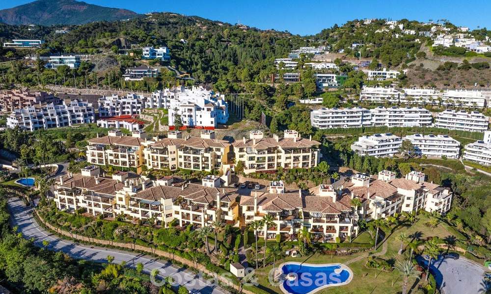 Appartement d'angle, prêt à emménager, à vendre dans un complexe de golf sur les hauteurs de Marbella - Benahavís 788236