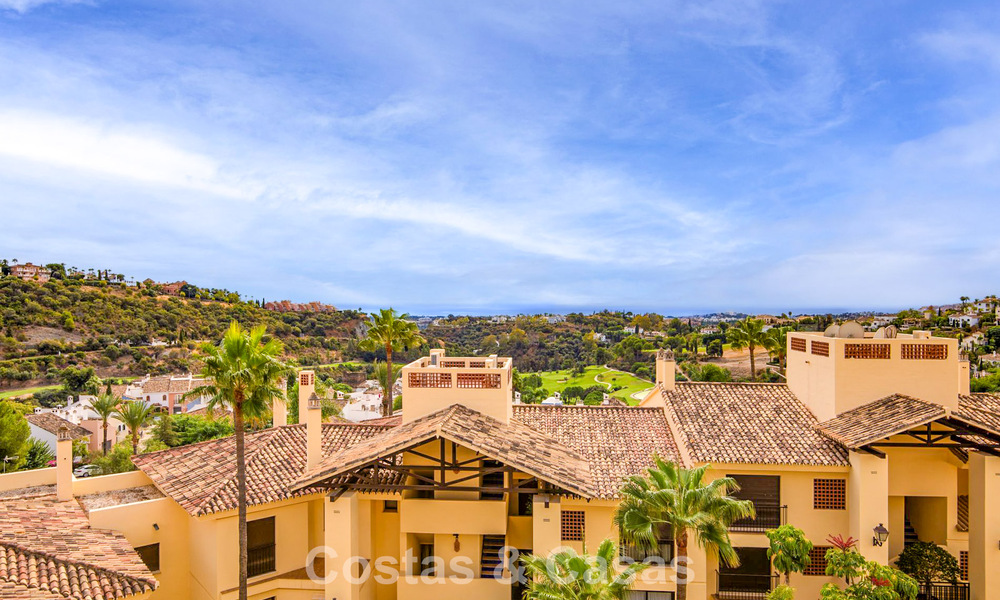 Appartement d'angle, prêt à emménager, à vendre dans un complexe de golf sur les hauteurs de Marbella - Benahavís 788237