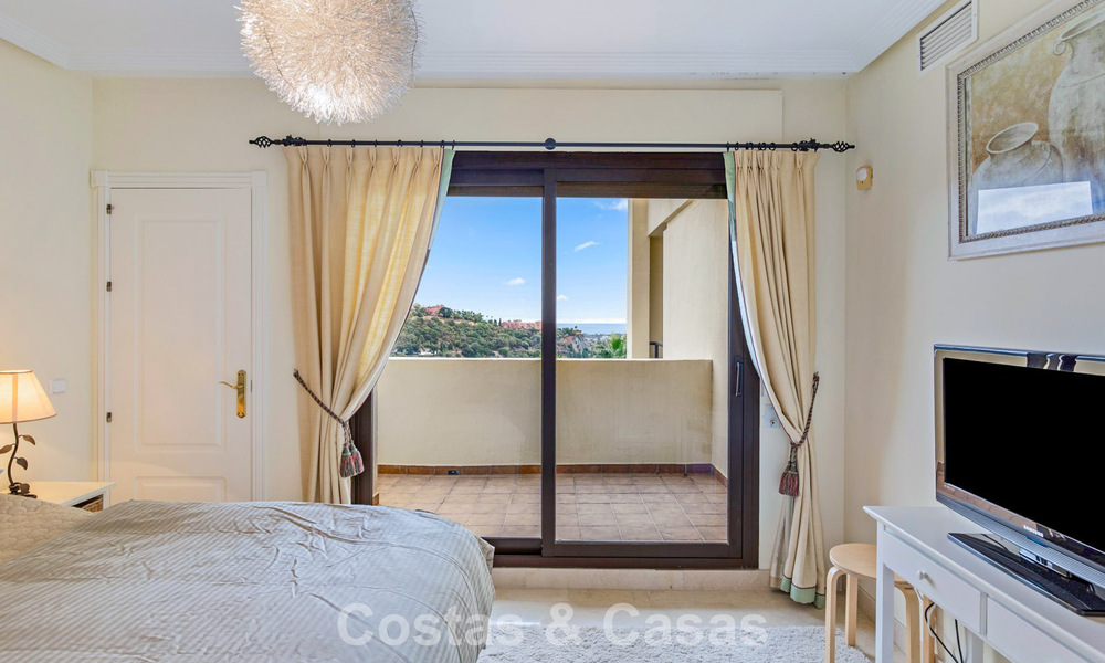 Appartement d'angle, prêt à emménager, à vendre dans un complexe de golf sur les hauteurs de Marbella - Benahavís 788241