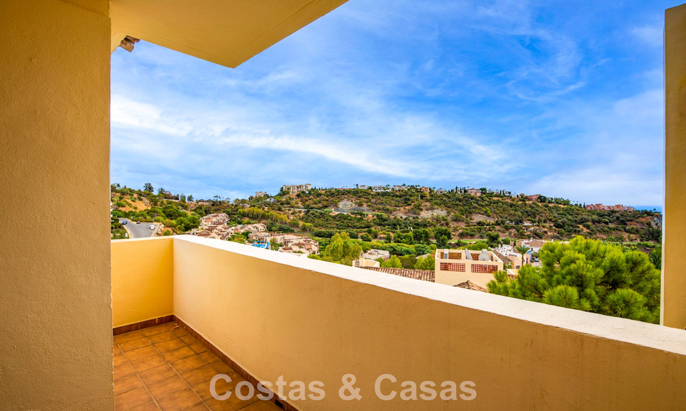 Appartement d'angle, prêt à emménager, à vendre dans un complexe de golf sur les hauteurs de Marbella - Benahavís 788242