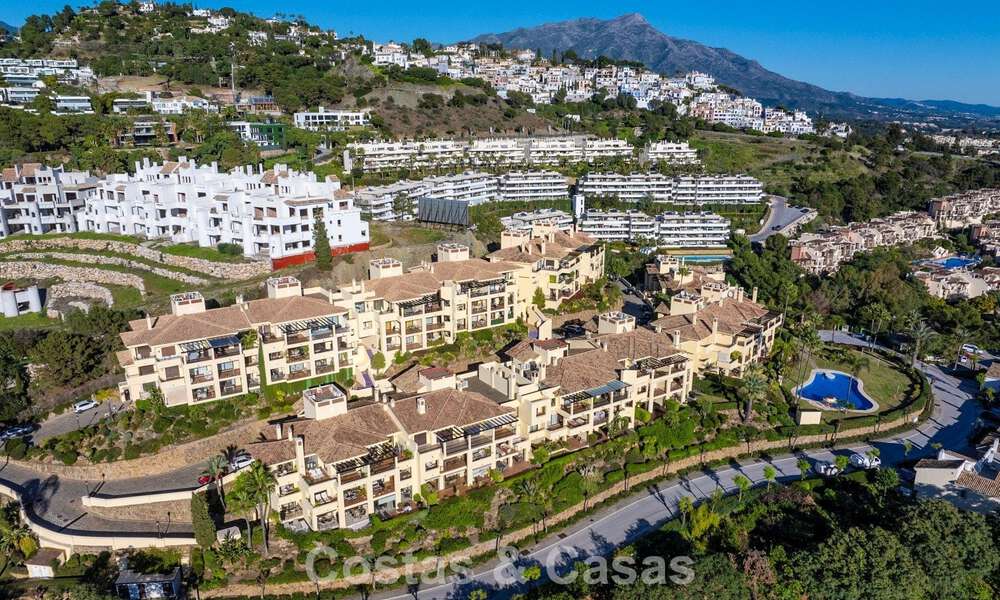 Appartement d'angle, prêt à emménager, à vendre dans un complexe de golf sur les hauteurs de Marbella - Benahavís 788245
