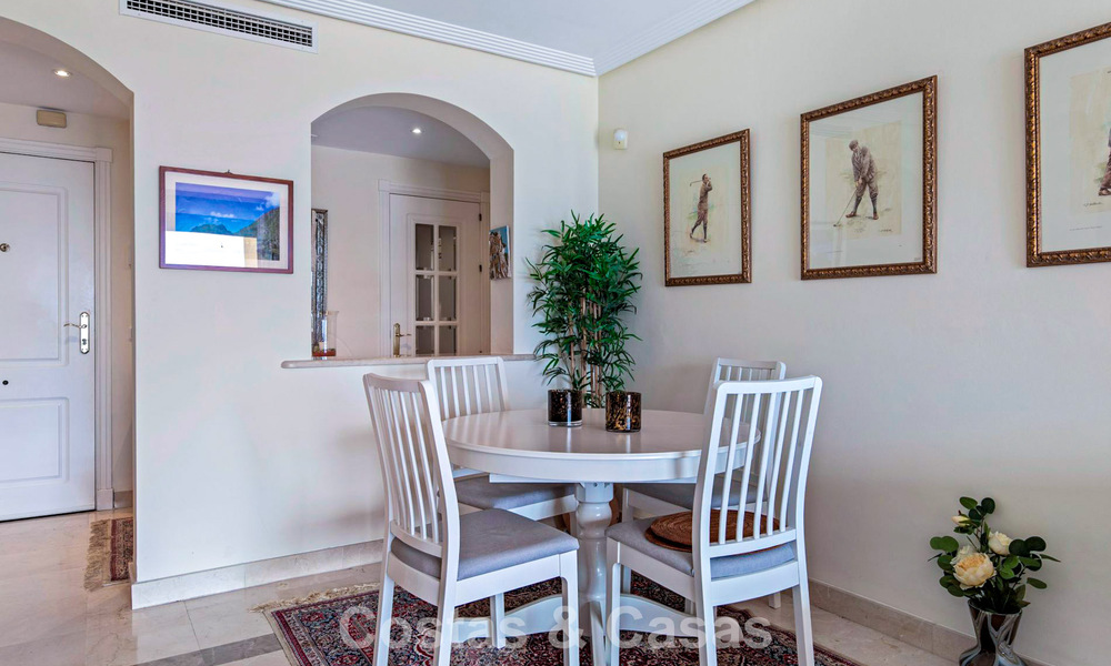 Appartement d'angle, prêt à emménager, à vendre dans un complexe de golf sur les hauteurs de Marbella - Benahavís 788248
