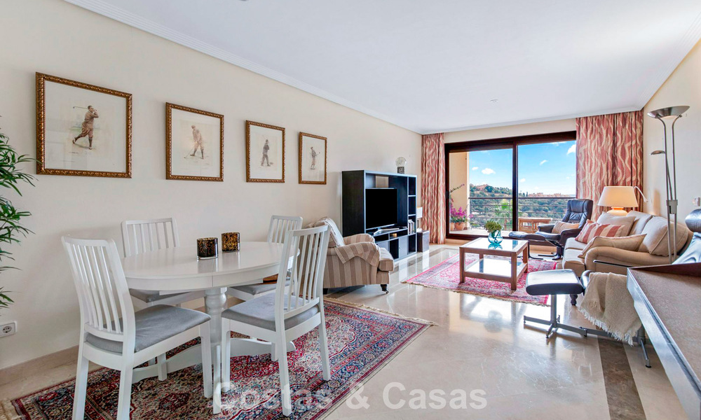 Appartement d'angle, prêt à emménager, à vendre dans un complexe de golf sur les hauteurs de Marbella - Benahavís 788250
