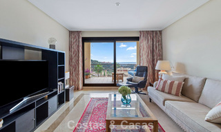 Appartement d'angle, prêt à emménager, à vendre dans un complexe de golf sur les hauteurs de Marbella - Benahavís 788251 