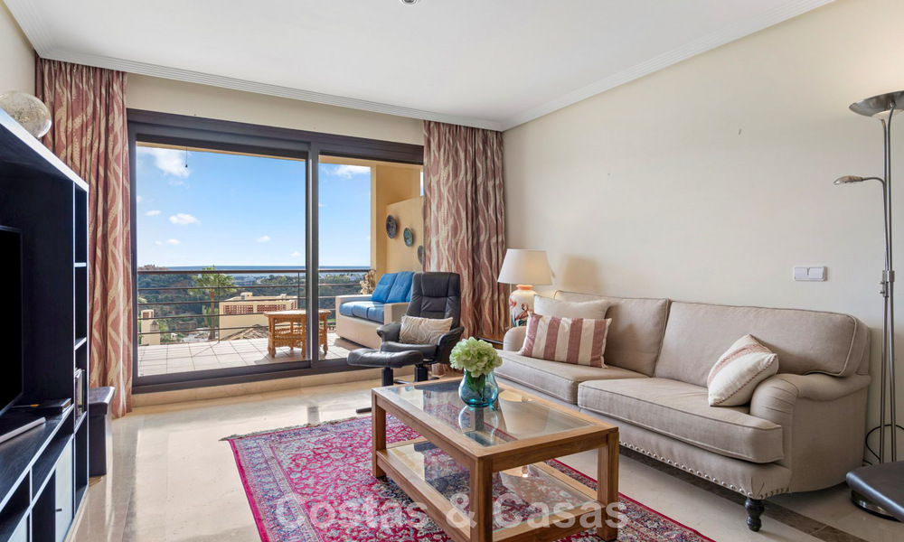 Appartement d'angle, prêt à emménager, à vendre dans un complexe de golf sur les hauteurs de Marbella - Benahavís 788252