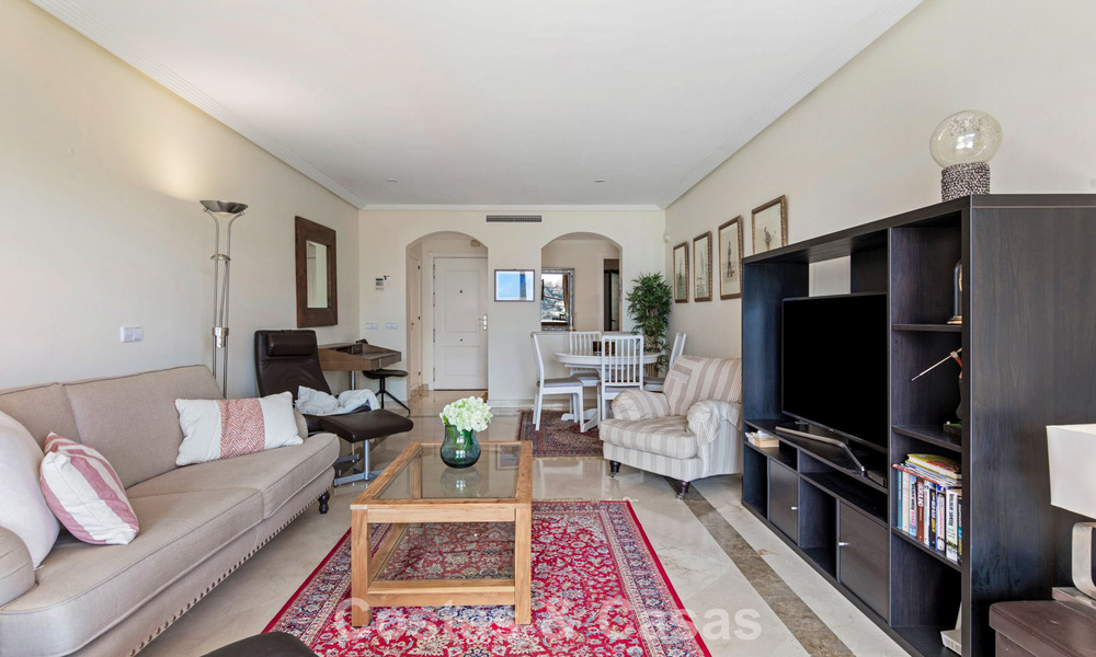 Appartement d'angle, prêt à emménager, à vendre dans un complexe de golf sur les hauteurs de Marbella - Benahavís 788257