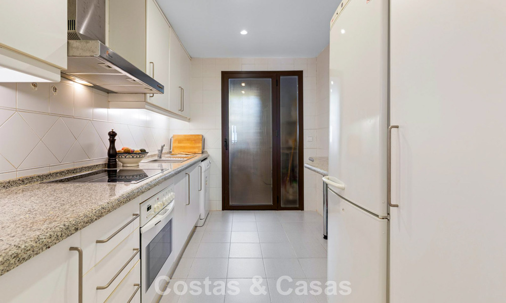 Appartement d'angle, prêt à emménager, à vendre dans un complexe de golf sur les hauteurs de Marbella - Benahavís 788258